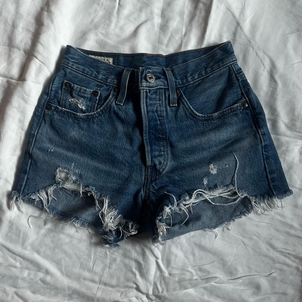 NWOT Levi's Blue Jean Shorts Distressed High-Waisted